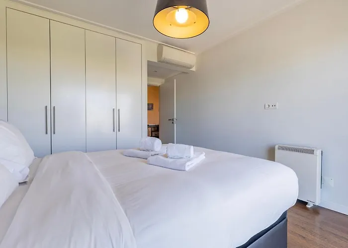 Апартаменты Lovely 1 Bdr With Pool By Lovelystay *